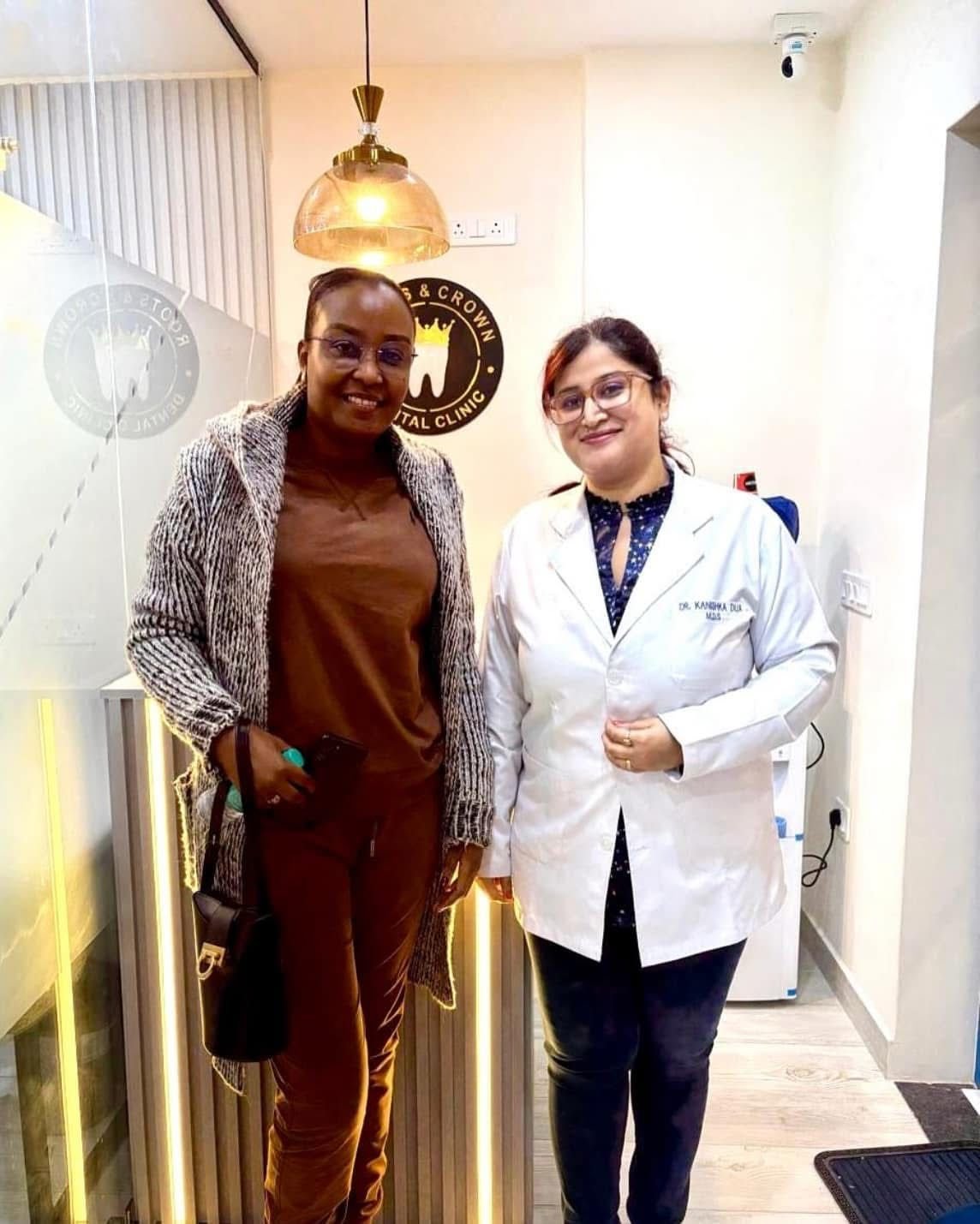 Dr. Kanishka Dua patient ke saath Roots & Crown Dental Clinic Gurugram mein